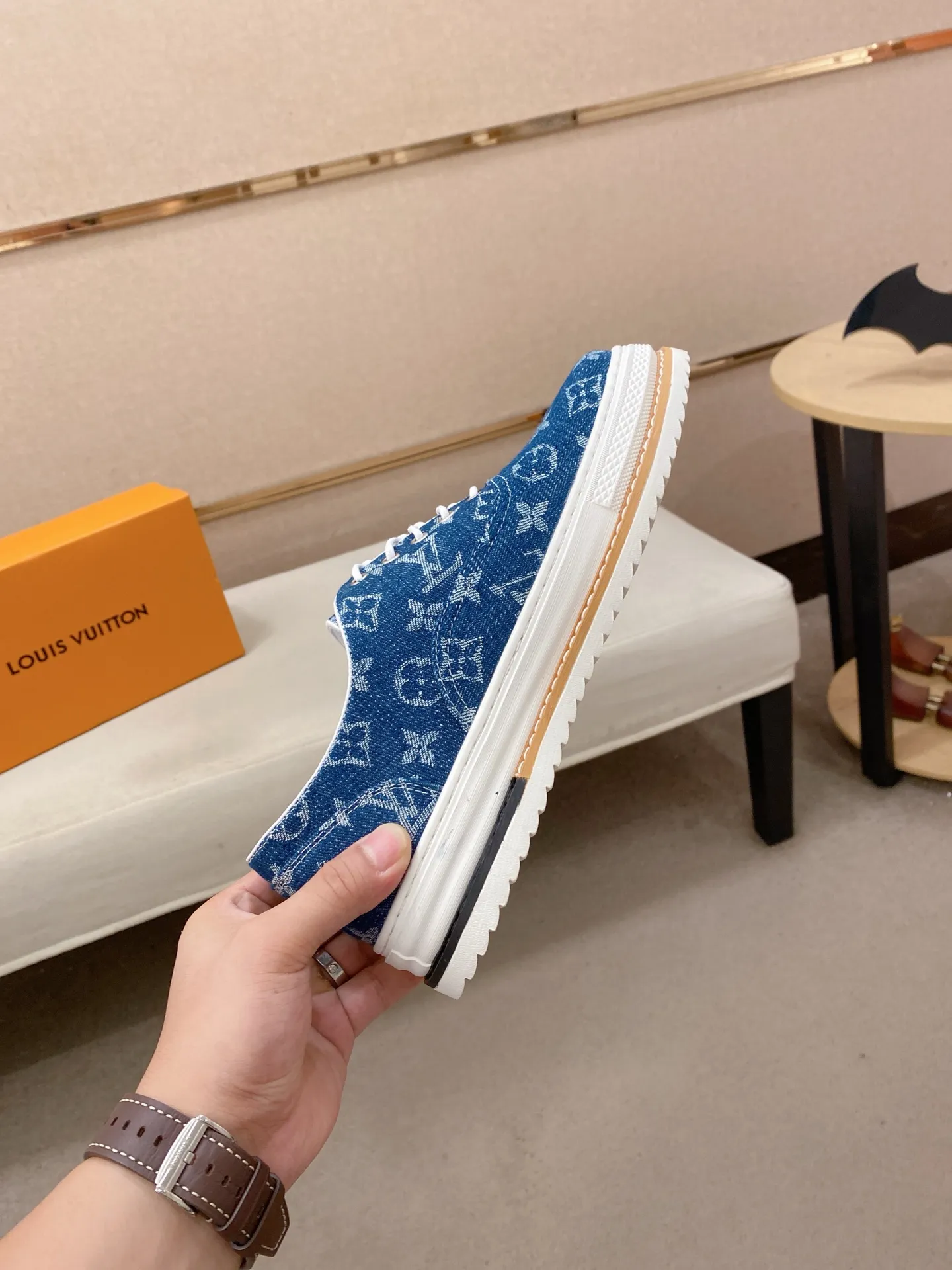Men's shoes💰 420💰Louis Vuitton (Louis Vuitton/LV) top 🔍🔍 new models are on sale at the same time, the upper 🇮🇹 imported first-layer cowhide from Italy, fully imported sheepskin lining 💪💪, completely 1⃣️ to 1 ⃣️Re-engraved🇮🇹💪💪, ⚠Sole: The original sole is specially provided by the original factory, the exclusive movable molded sole is super comfortable, ⚠The original factory follows the order, 🔍🔍high quality, you can enter and exit the counter at will, welcome to compare⚠. Code number:38-44